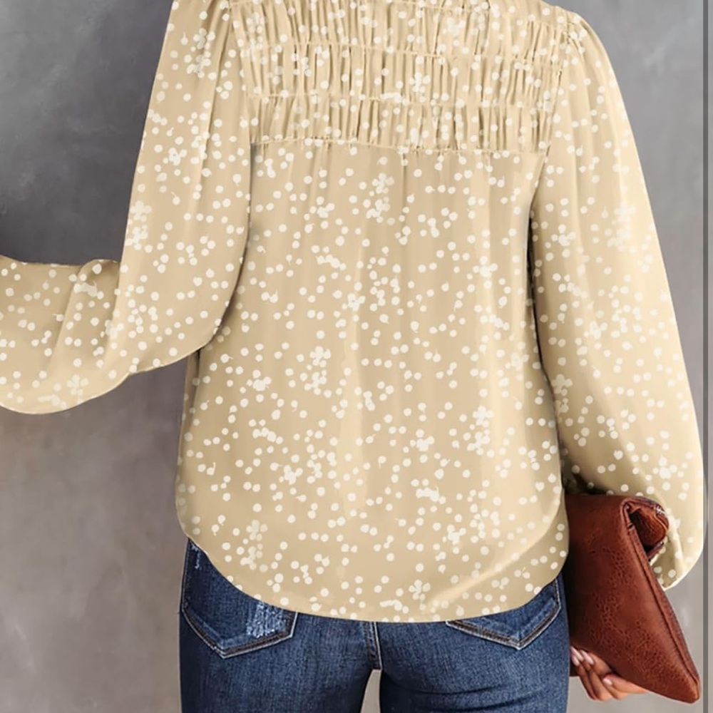 Chic Cream Blouse with Delicate Pattern - Picture 4 of 9